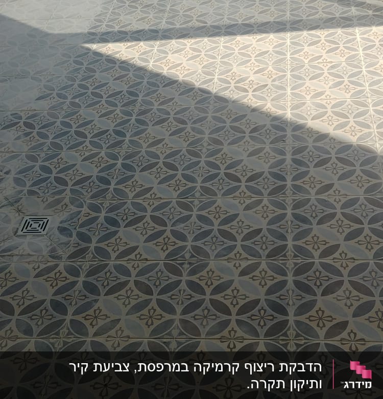 ריצוף חדש עם דוגמה גיאומטרית וניקוז מרובע